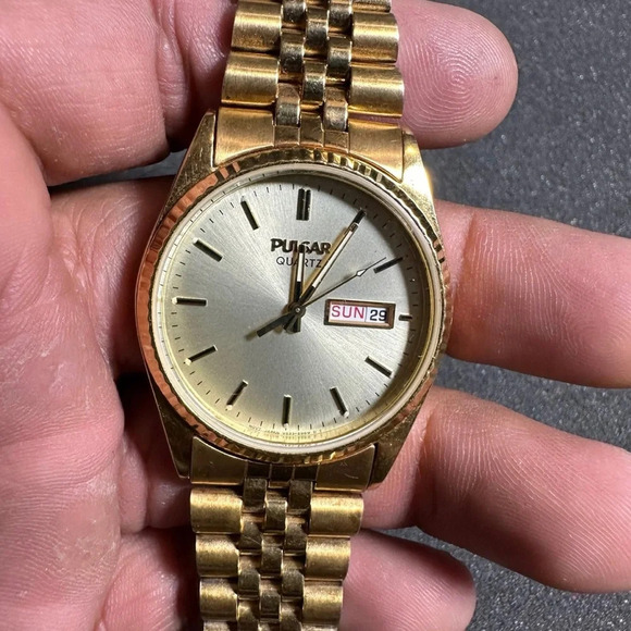 Vintage PULSAR Mens Quartz Watch Day Date Gold Tone Working V533-8B50 *READ* - Picture 1 of 10